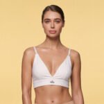 Top Deportivo Blanco Escote en V | Estilo de Alta Gama