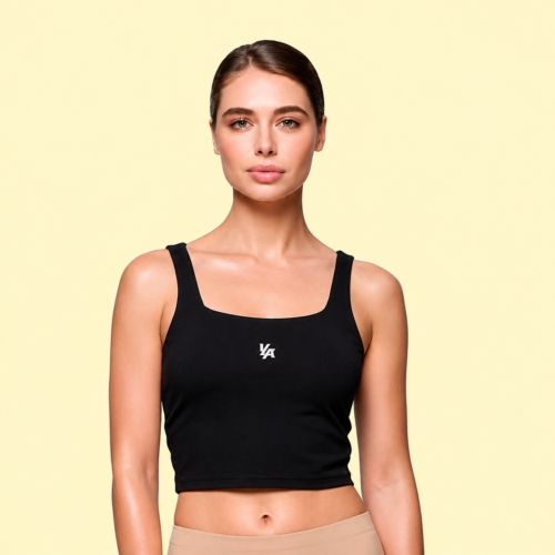 Mujer usando un top deportivo negro de cuello cuadrado con un pequeño logo blanco de VA